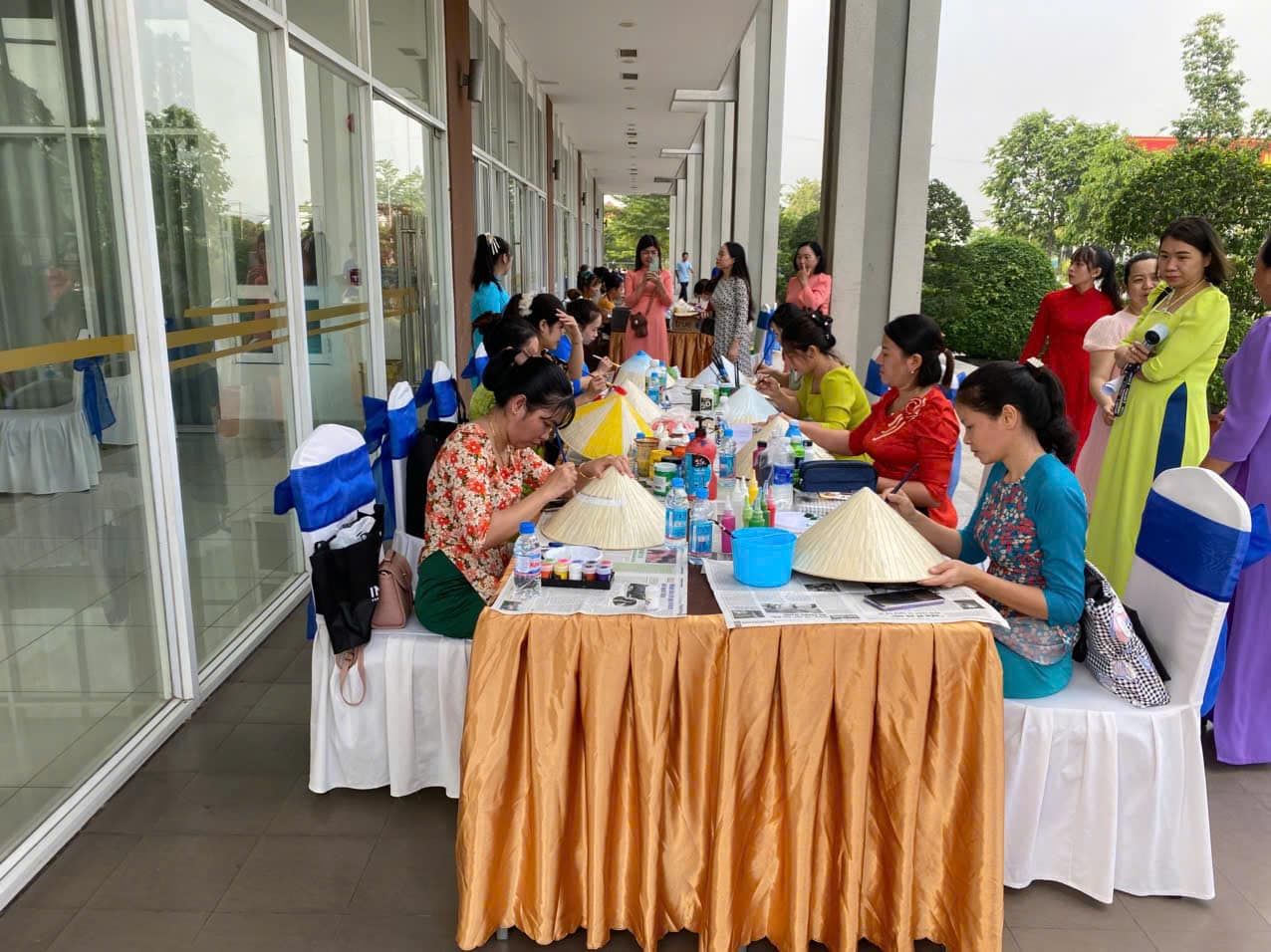 Có thể là hình ảnh về 11 người, bàn và cái bục