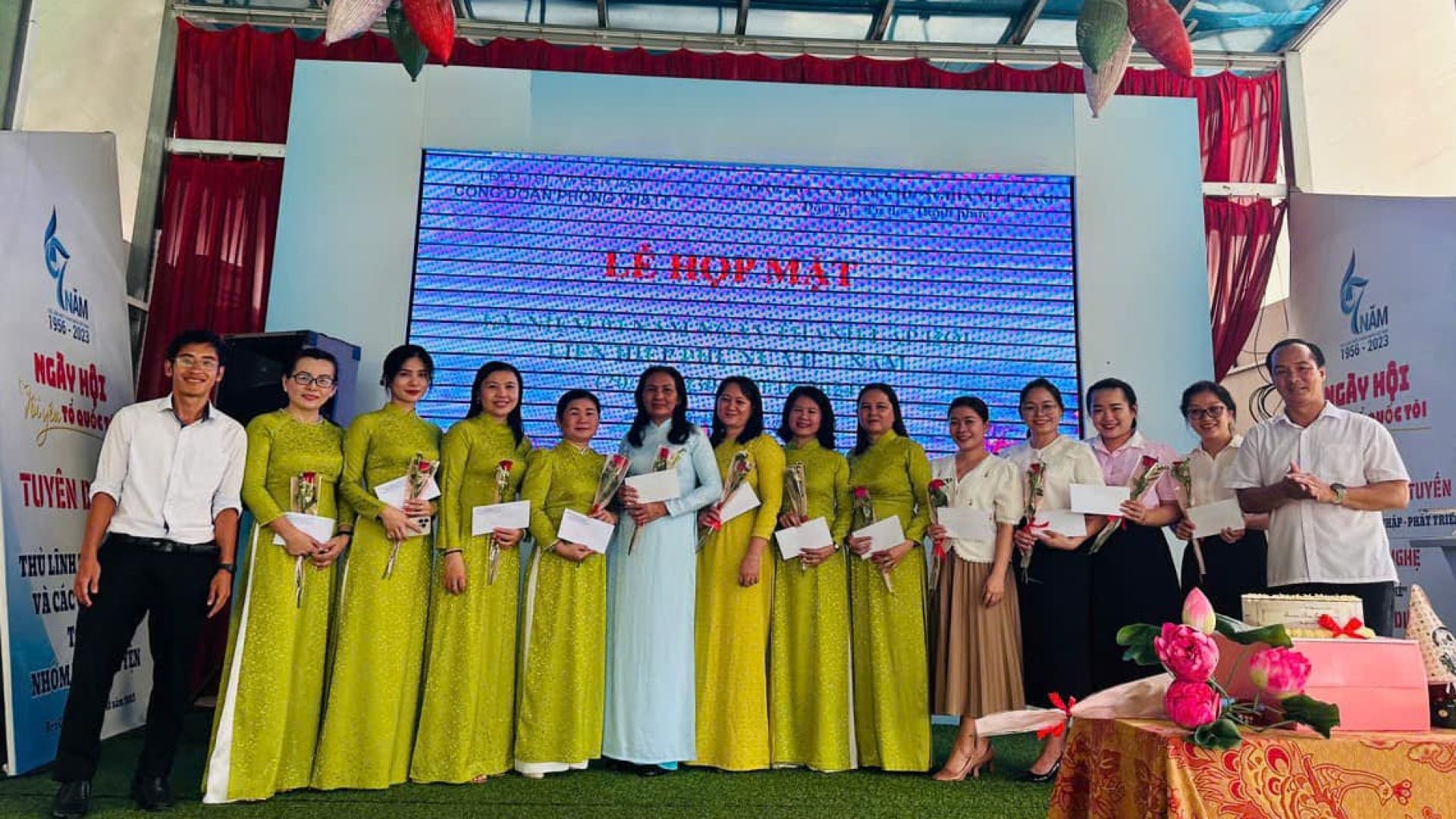 Có thể là hình ảnh về 14 người, cái bục và văn bản