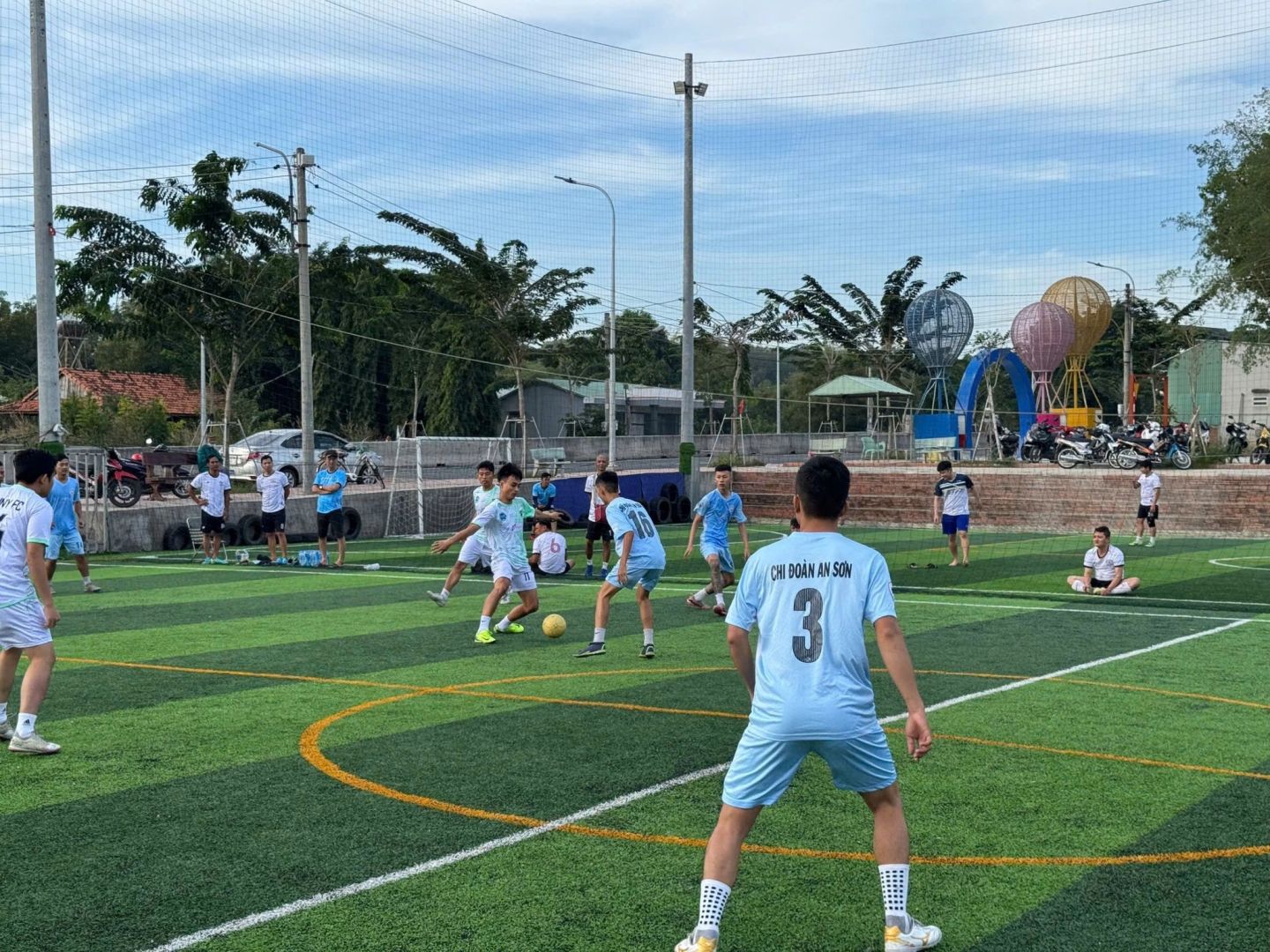 Có thể là hình ảnh về 12 người, mọi người đang chơi bóng đá, mọi người đang chơi bóng bầu dục và văn bản