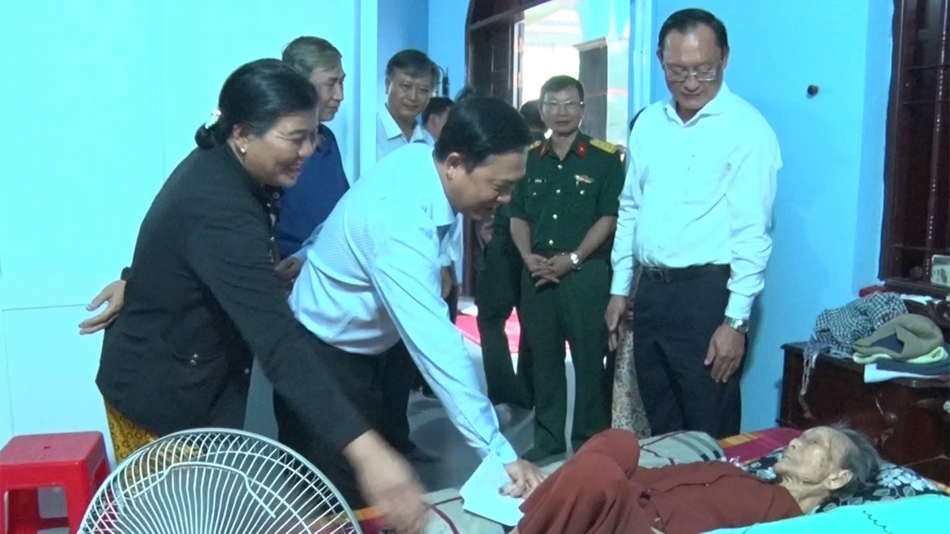 Có thể là hình ảnh về 4 người, bệnh viện và cái bục