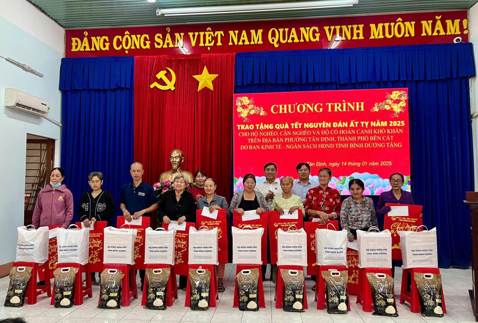 Có thể là hình ảnh về 13 người và văn bản