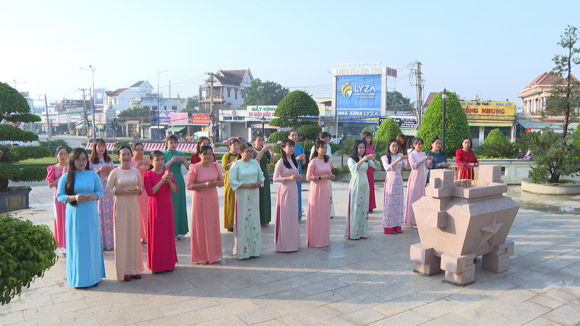 C&oacute; thể l&agrave; h&igrave;nh ảnh về 9 người v&agrave; đ&agrave;i kỷ niệm