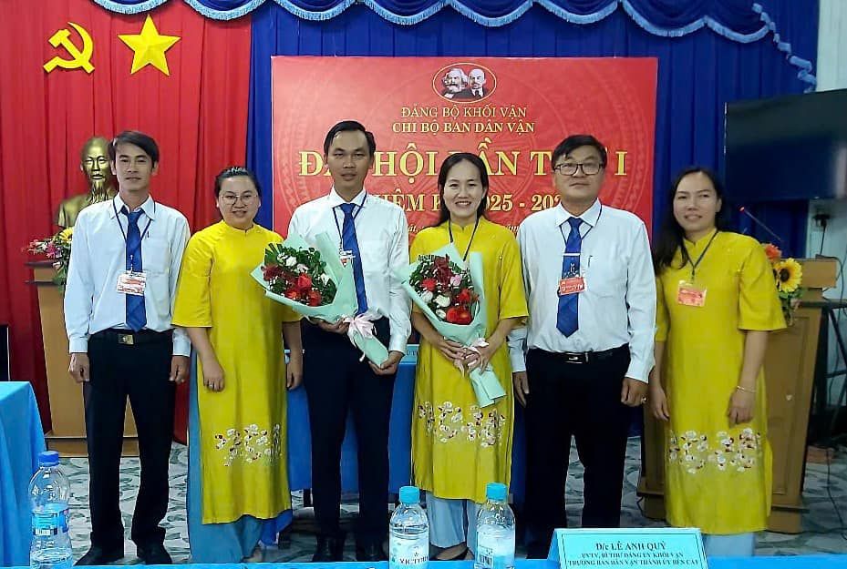 C&oacute; thể l&agrave; h&igrave;nh ảnh về 6 người v&agrave; văn bản