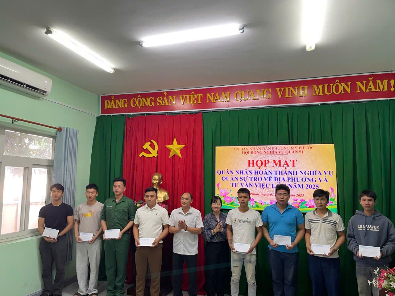 C&oacute; thể l&agrave; h&igrave;nh ảnh về 10 người v&agrave; văn bản