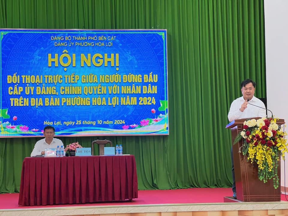 Có thể là hình ảnh về 2 người, cái bục và văn bản