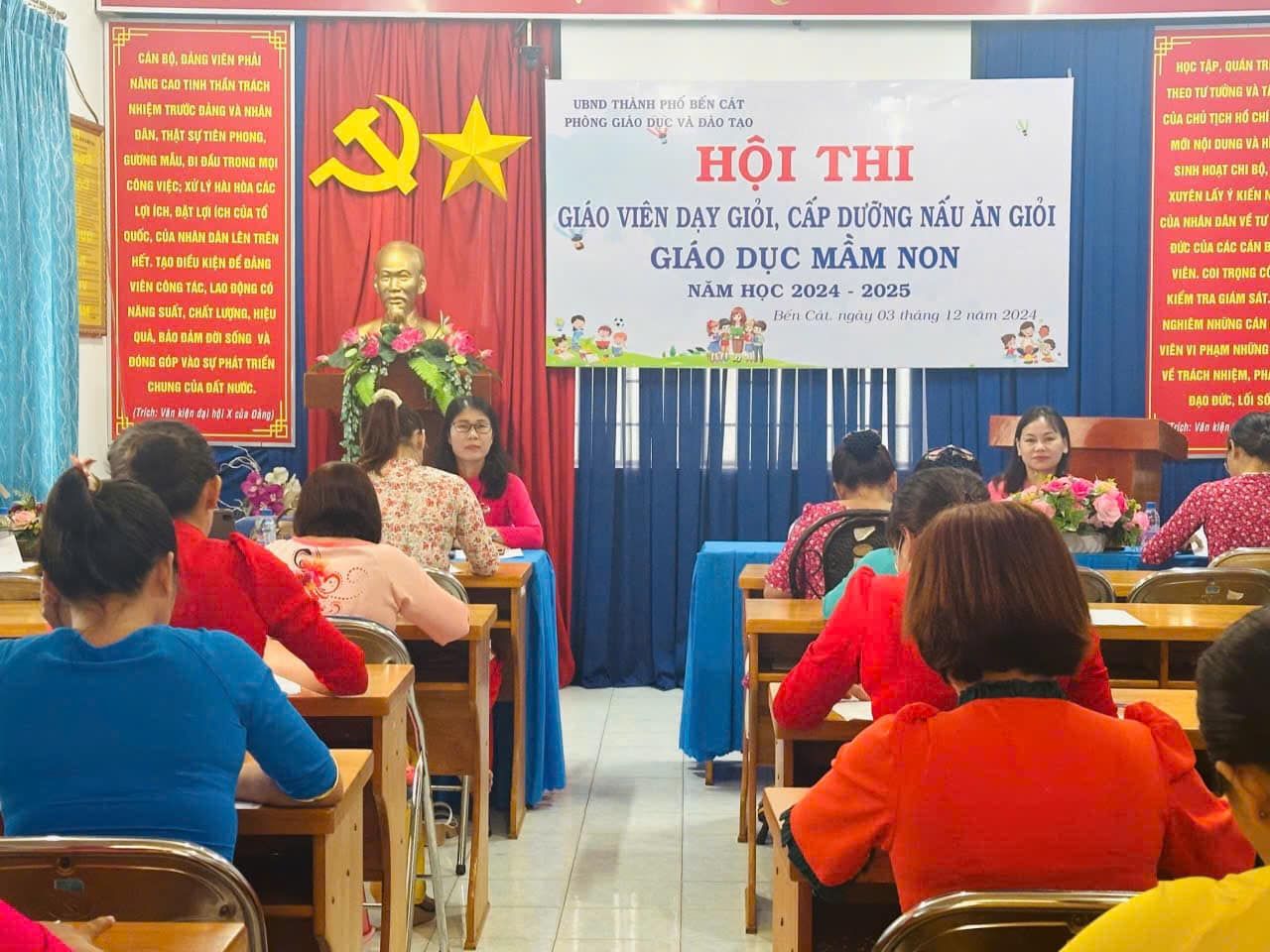 Có thể là hình ảnh về 7 người, mọi người đang học và văn bản