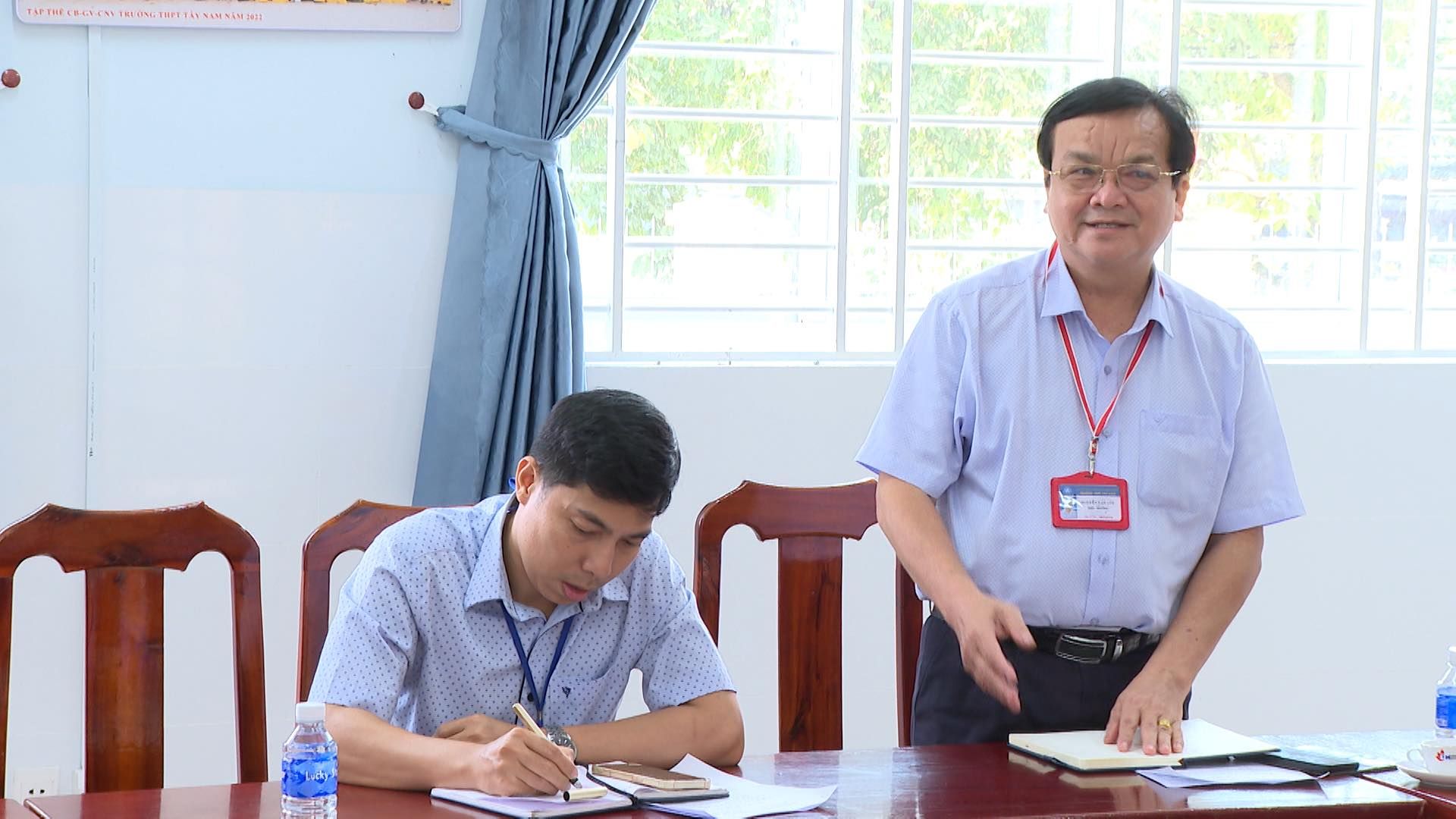 Có thể là hình ảnh về 2 người, mọi người đang học và văn bản