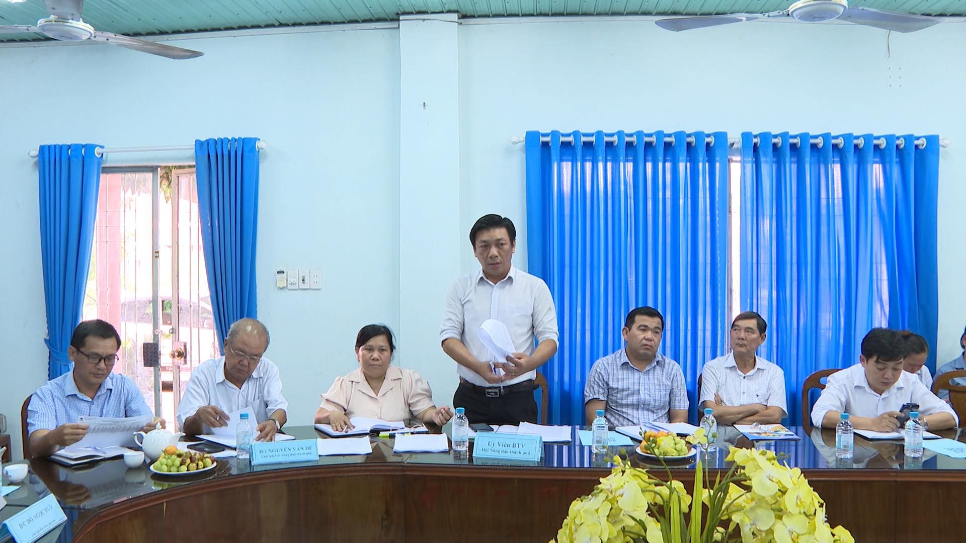 Có thể là hình ảnh về 7 người và cái bục