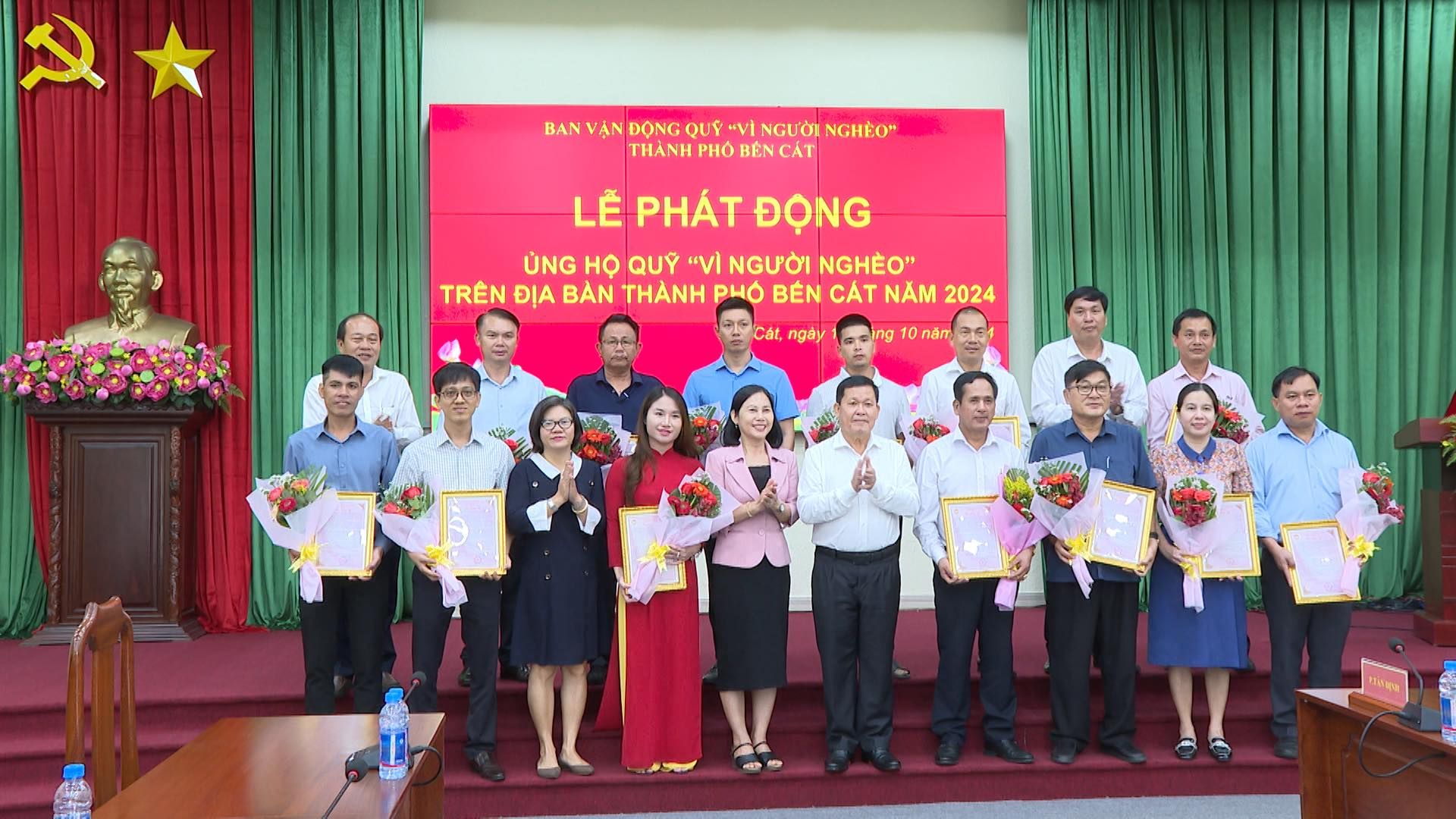 Có thể là hình ảnh về 11 người và văn bản