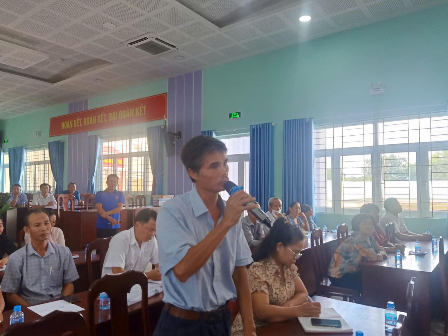 Có thể là hình ảnh về 11 người, mọi người đang học và văn bản