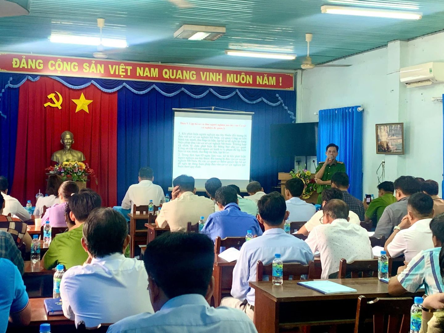 C&oacute; thể l&agrave; h&igrave;nh ảnh về 13 người, mọi người đang học v&agrave; văn bản