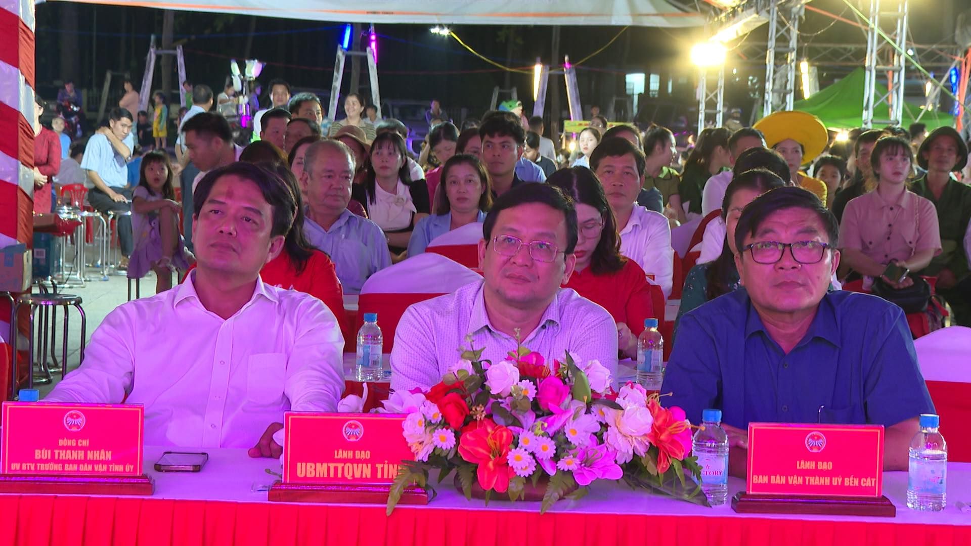 C&oacute; thể l&agrave; h&igrave;nh ảnh về 3 người v&agrave; văn bản