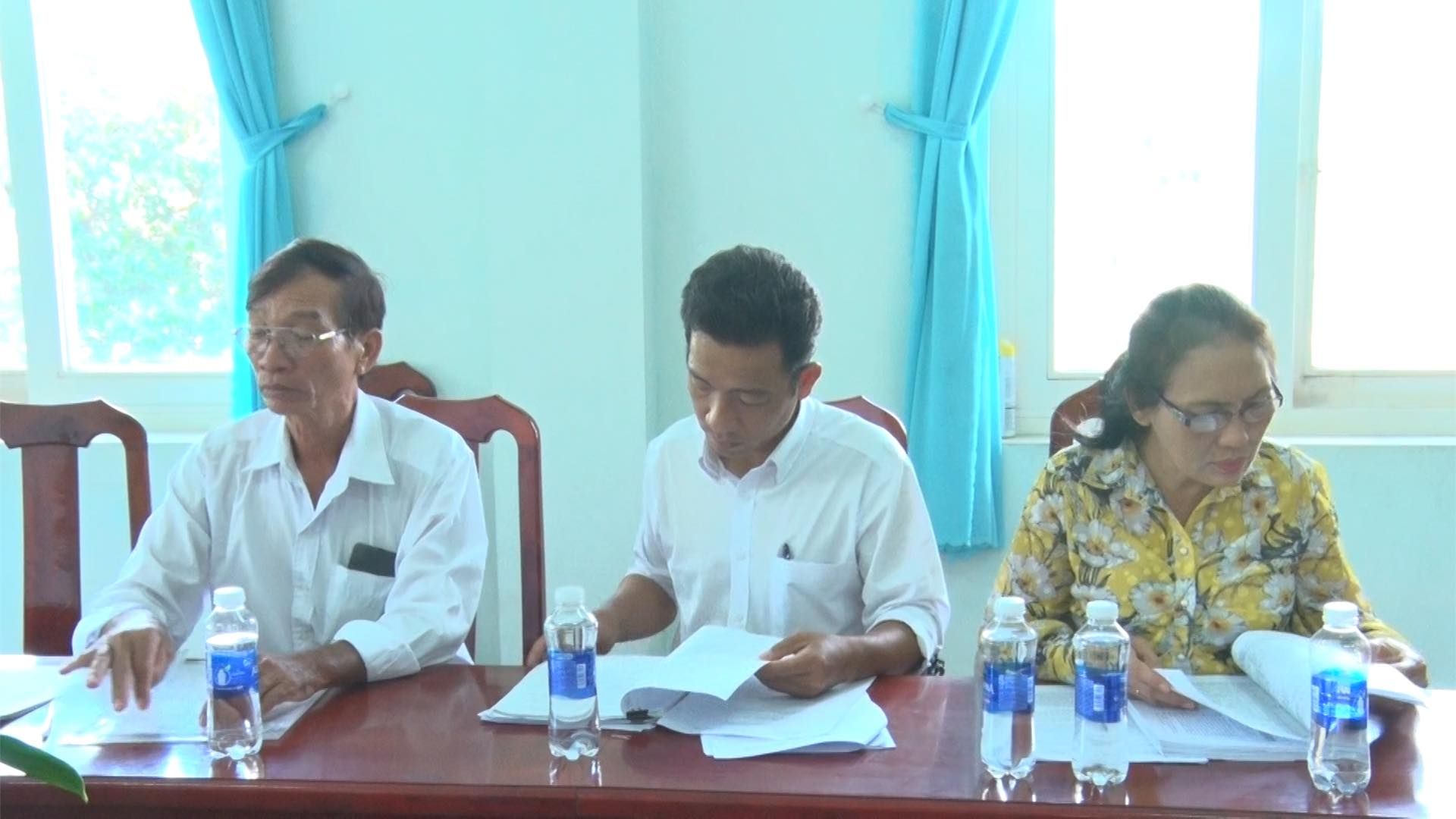 Có thể là hình ảnh về 3 người, mọi người đang học và văn bản