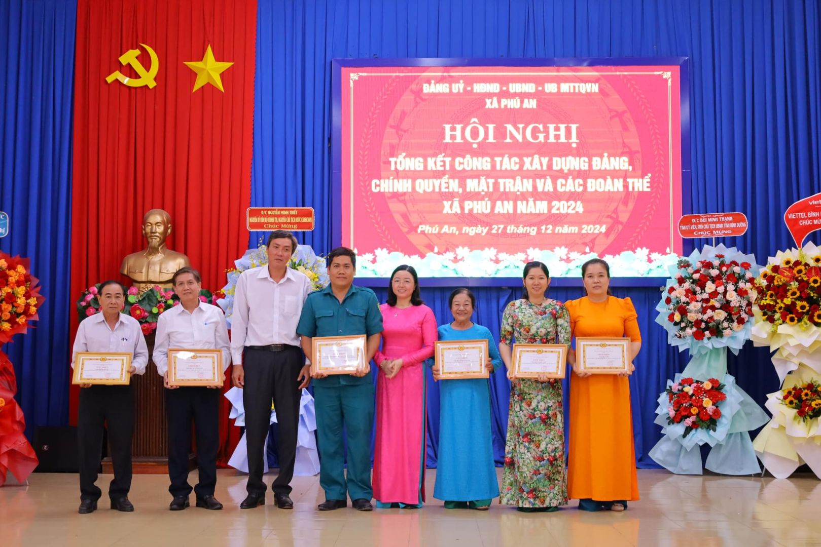 Có thể là hình ảnh về 9 người, cái bục và văn bản