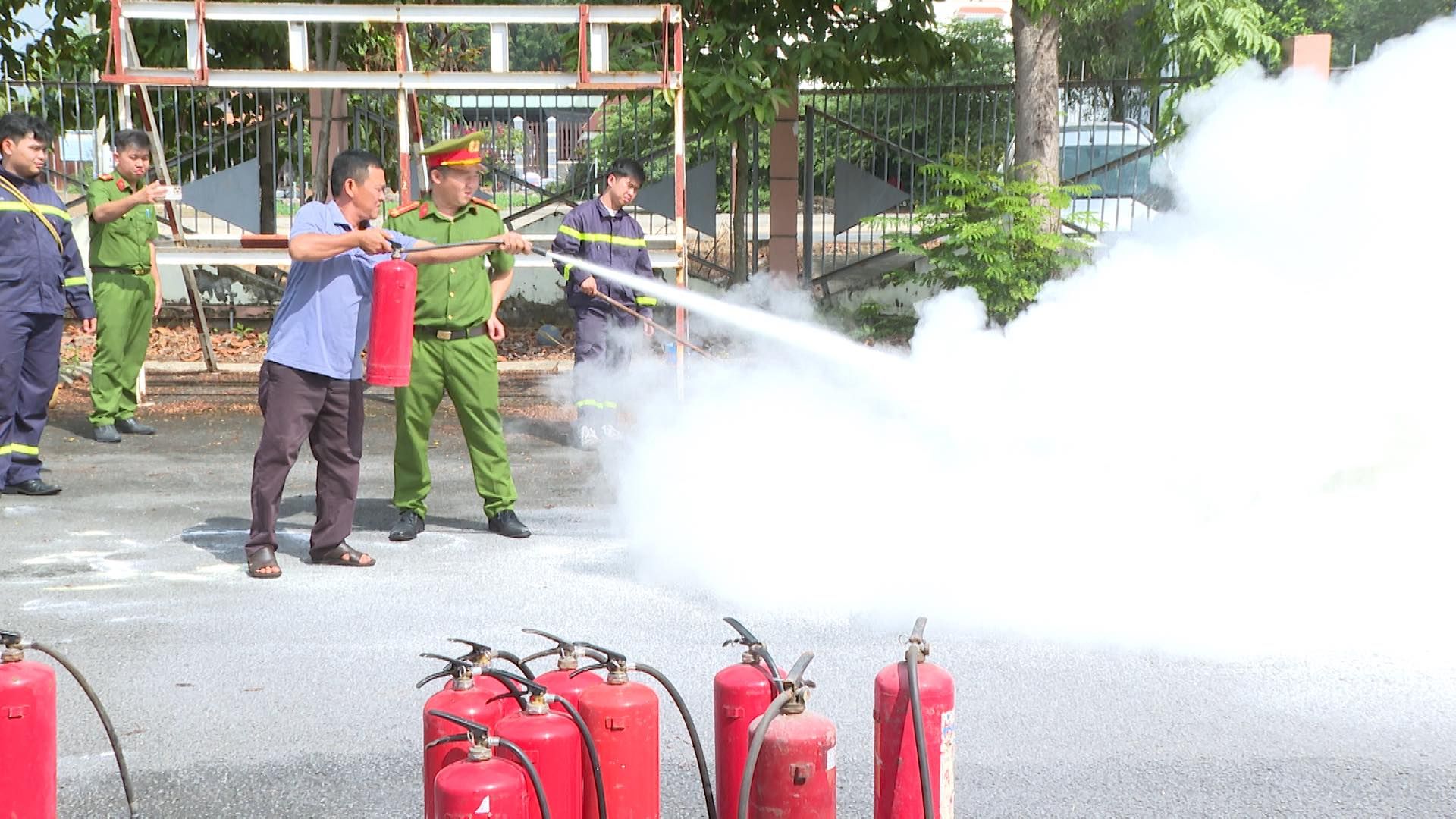 C&oacute; thể l&agrave; h&igrave;nh ảnh về 6 người v&agrave; ngọn lửa