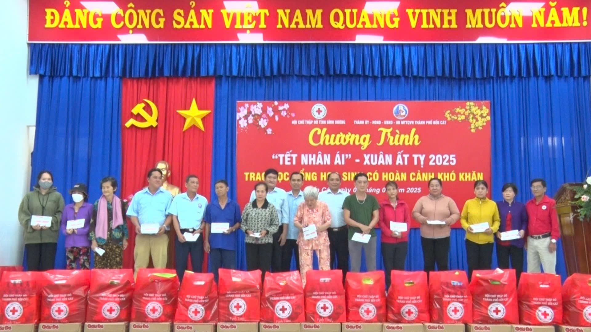 C&oacute; thể l&agrave; h&igrave;nh ảnh về 14 người v&agrave; văn bản