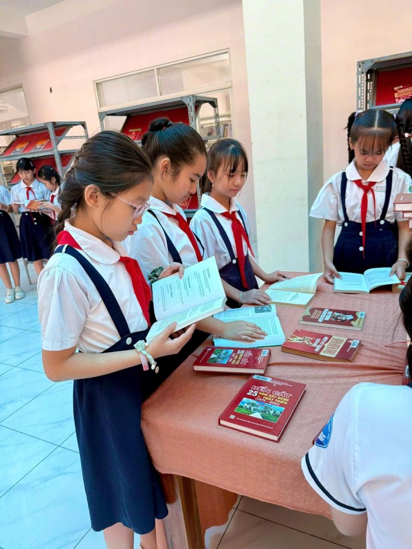 Có thể là hình ảnh về 7 người, mọi người đang học và văn bản