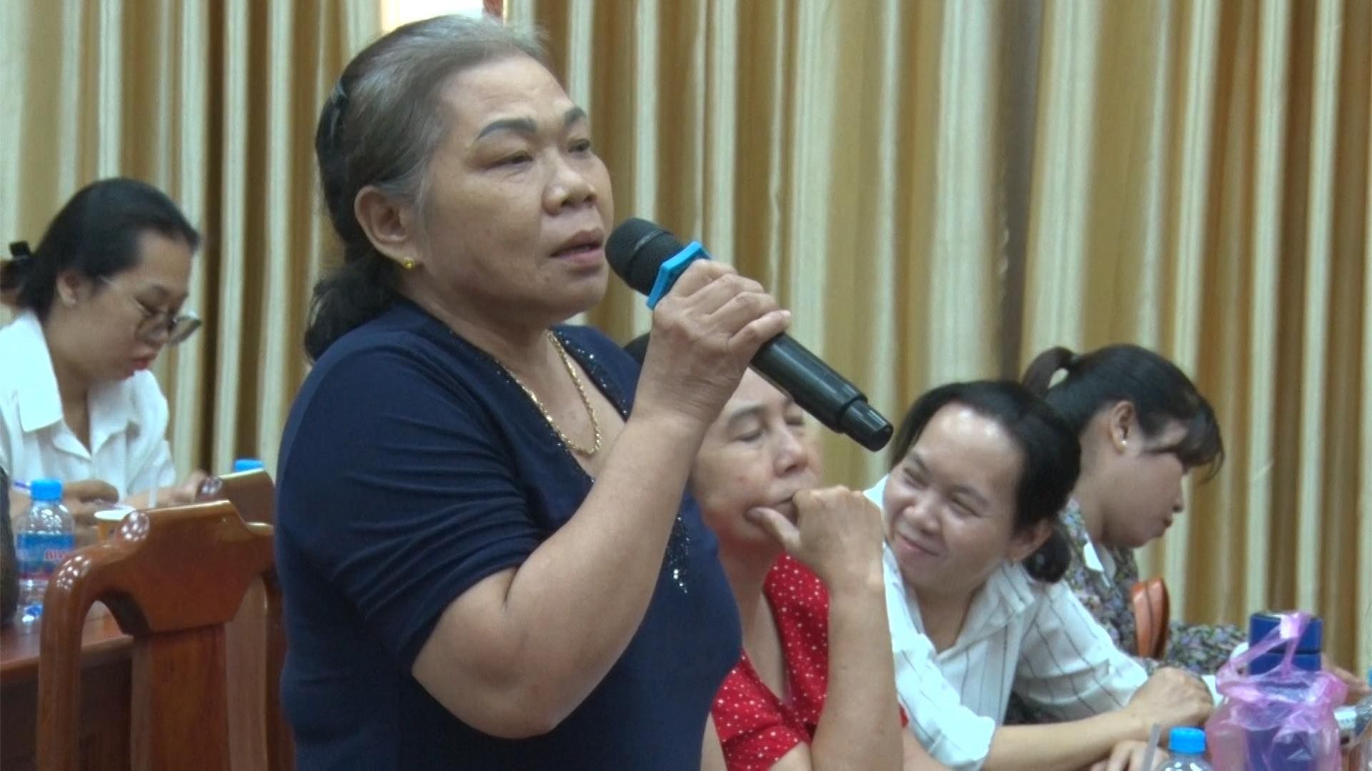 Có thể là hình ảnh về 3 người