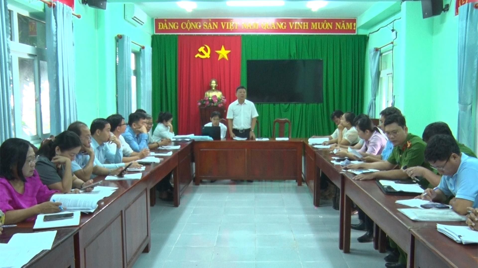 Có thể là hình ảnh về 10 người, mọi người đang học và văn bản
