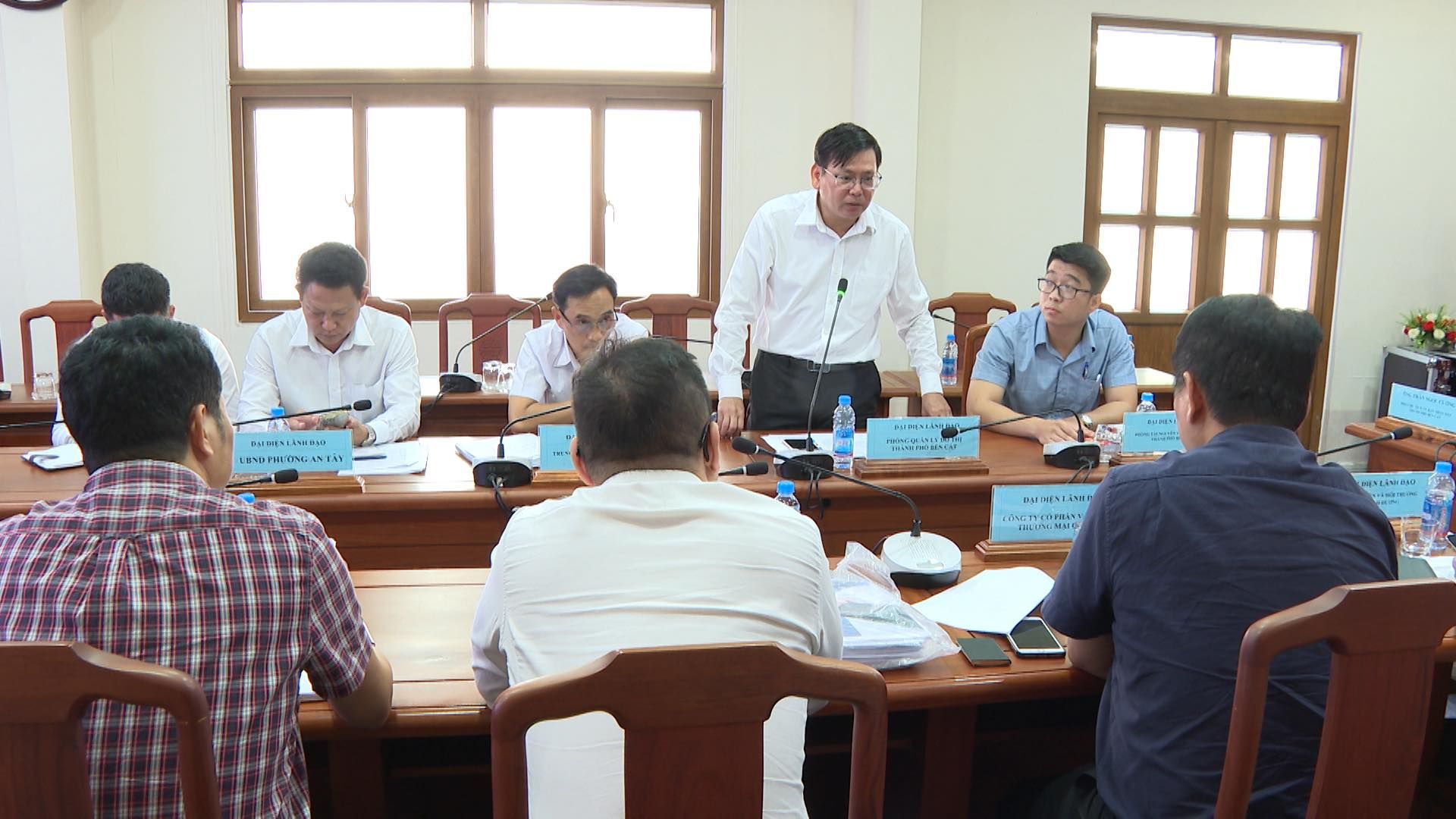 Có thể là hình ảnh về 7 người, mọi người đang học và văn bản