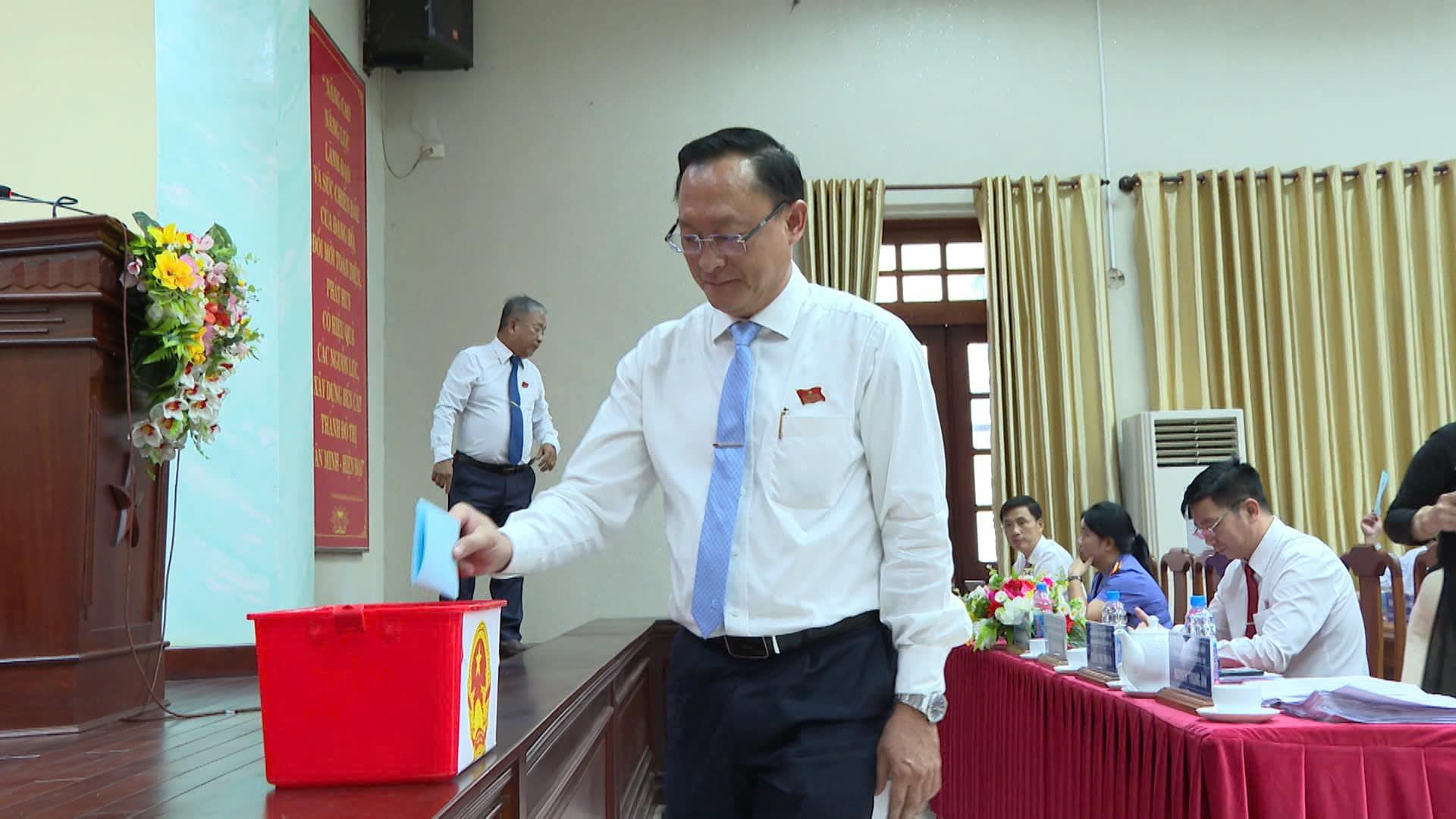Có thể là hình ảnh về 6 người, cái bục và văn bản