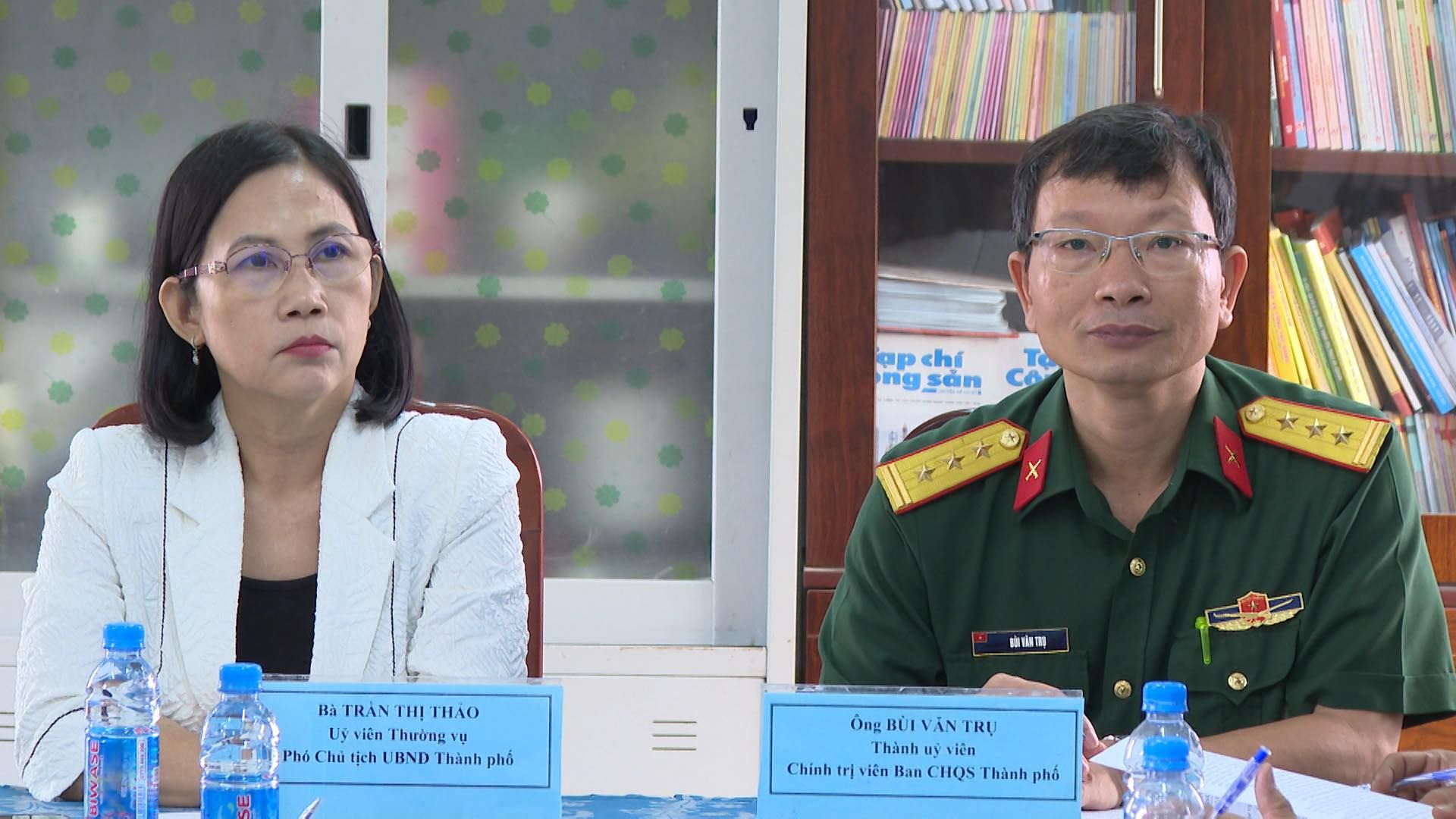 C&oacute; thể l&agrave; h&igrave;nh ảnh về 2 người v&agrave; văn bản