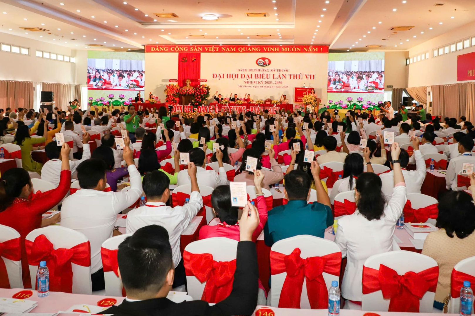 Có thể là hình ảnh về một hoặc nhiều người, cái bục và văn bản