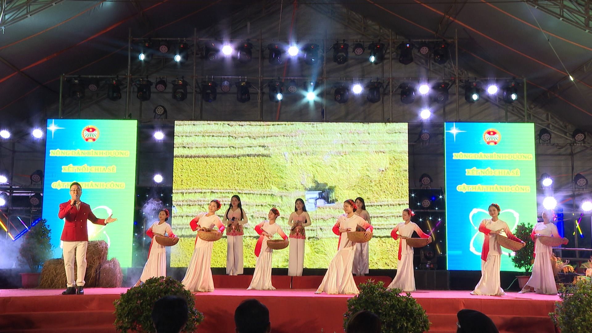 Có thể là hình ảnh về 11 người, cái bục và văn bản