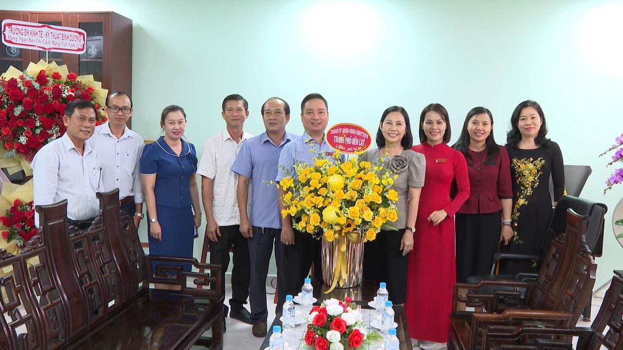 Lãnh đạo thành phố Bến Cát thăm, tặng hoa chúc mừng các cơ quan báo chí trên địa bàn tỉnh