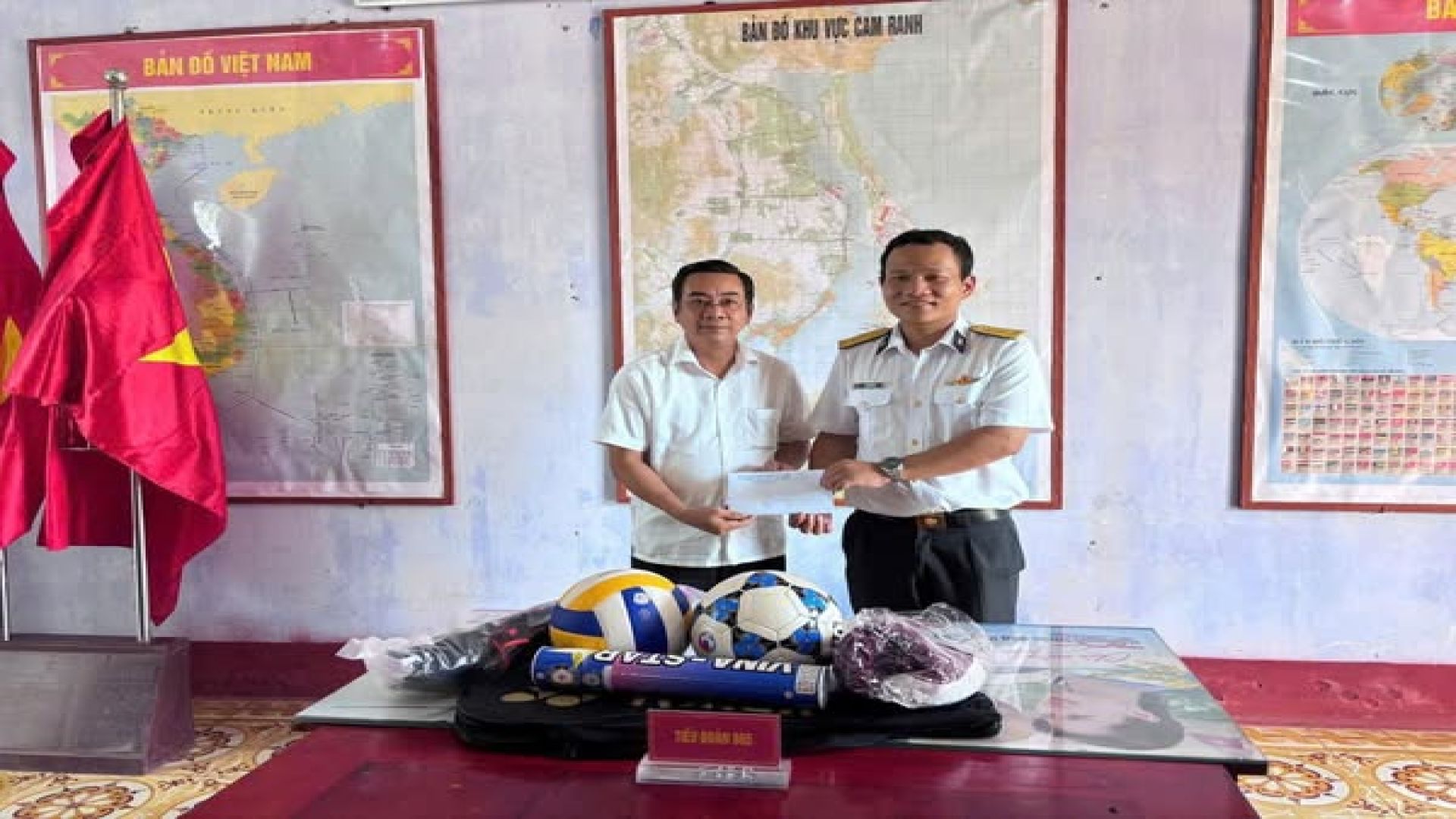 Phường Mỹ Phước thăm tân binh đang huấn luyện tại Lữ đoàn Hải quân đánh bộ 101, Cam Ranh, Khánh Hòa