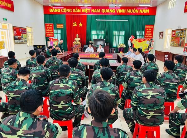 Lãnh đạo Thành ủy Bến Cát thăm các đơn vị quốc phòng trên địa bàn