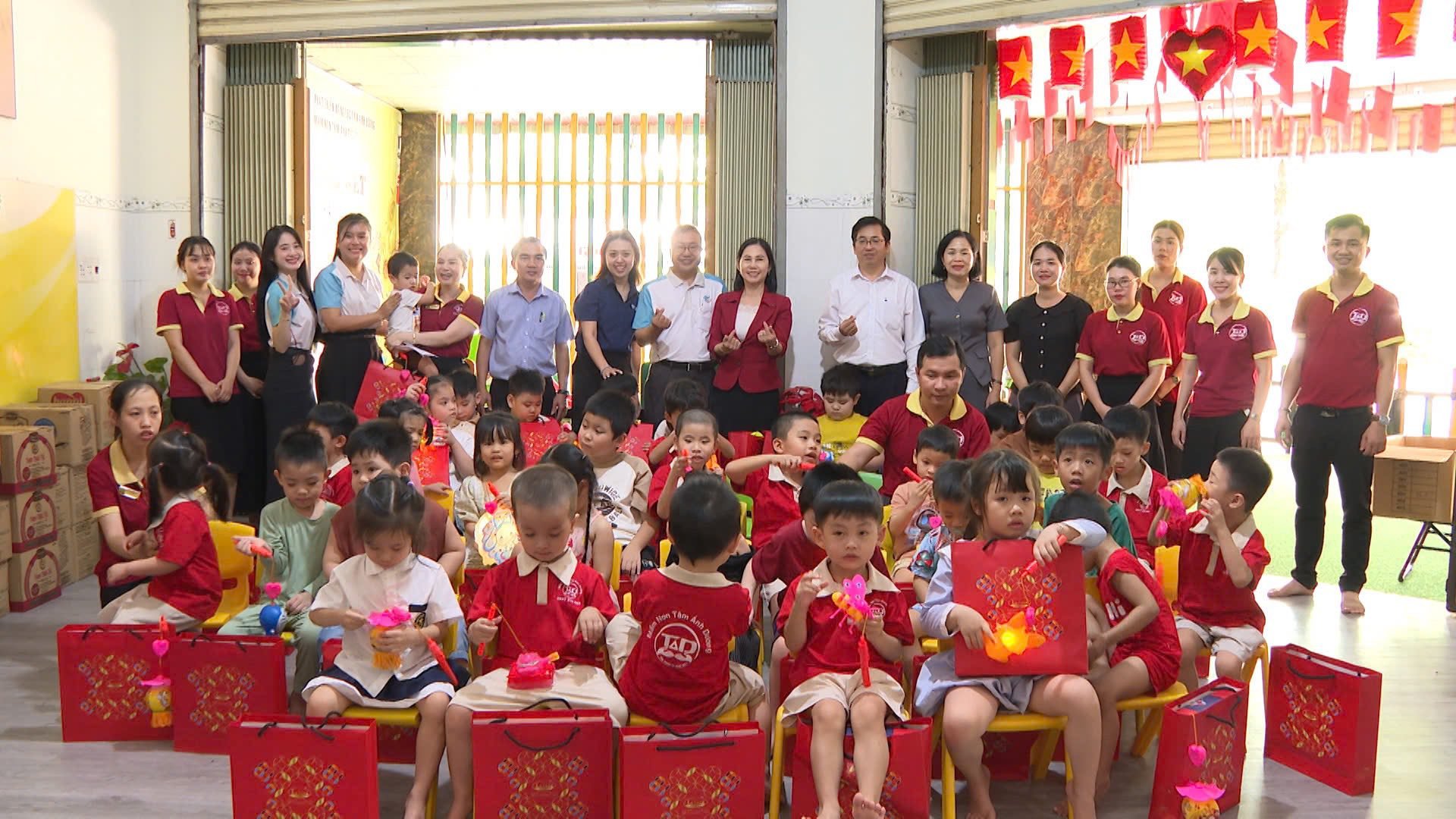 Bến Cát tặng quà trung thu cho các em thiếu nhi có hoàn cảnh đặc biệt