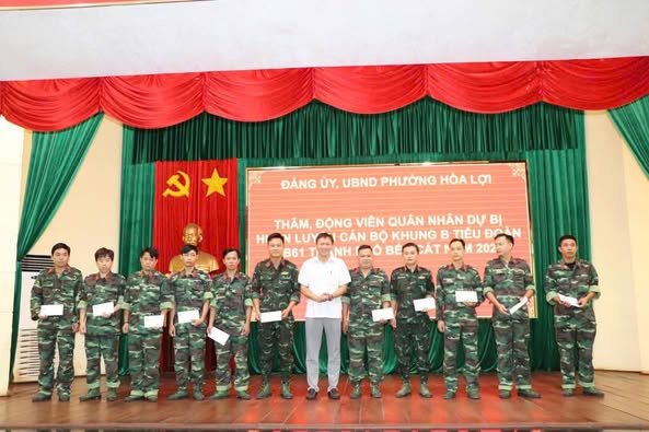 Phường Hòa Lợi thăm, tặng quà cán bộ, chiến sĩ dự bị động viên tập trung huấn luyện