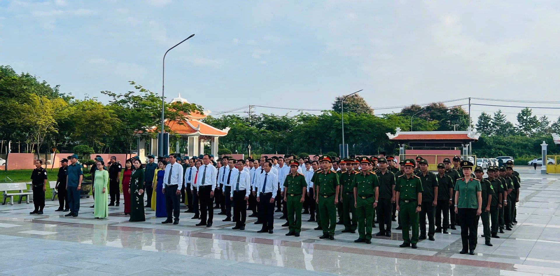 phường Bến Cát viếng Nghĩa trang Liệt sĩ Khu phố Cầu Sắt