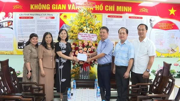 Lãnh đạo thành phố Bến Cát thăm, tặng hoa các cơ quan báo chí trên địa bàn tỉnh