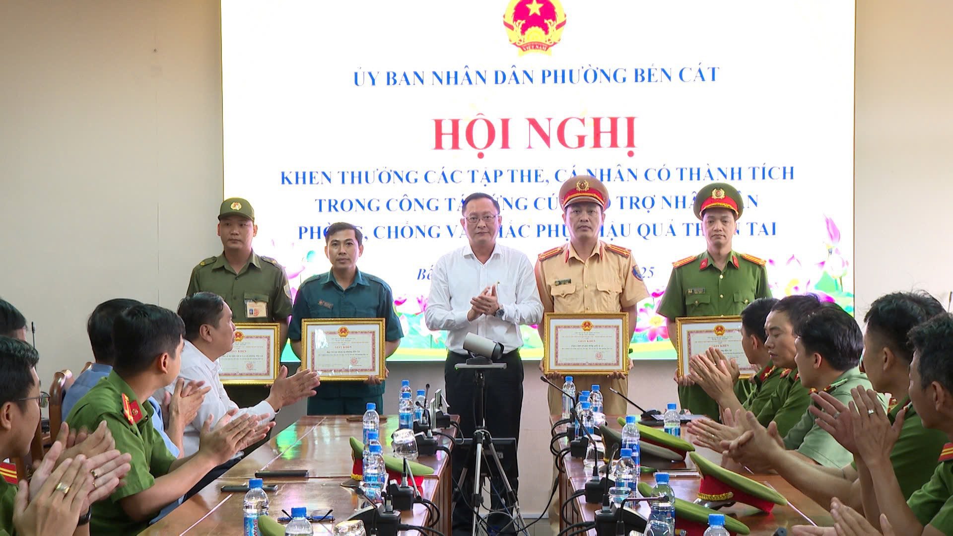 Bến Cát khen thưởng cho 04 tập tập thể và 71 cá nhân có thành tích trong công tác cứu trợ nhân dân, phòng chống và khắc phục hậu quả thiên tai