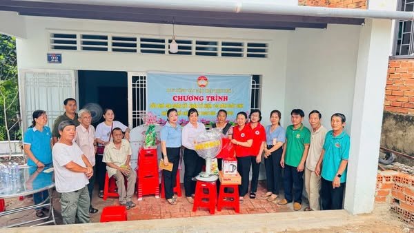 Ban công tác Mặt trận khu phố 1, phường Mỹ Phước bàn giao sửa chữa nhà Đại đoàn kết cho hộ nghèo có hoàn cảnh khó khăn