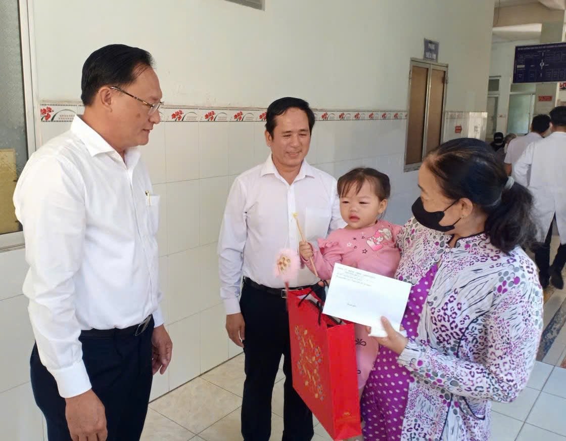 Lãnh đạo phường Bến Cát tặng quà các cháu bệnh nhi nhân dịp Tết trung thu