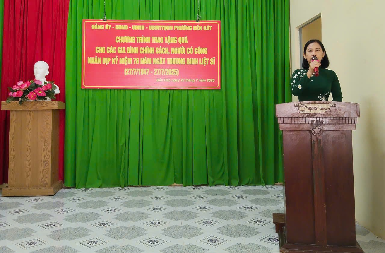 phường Bến Cát thăm tặng quà gia đình chính sách