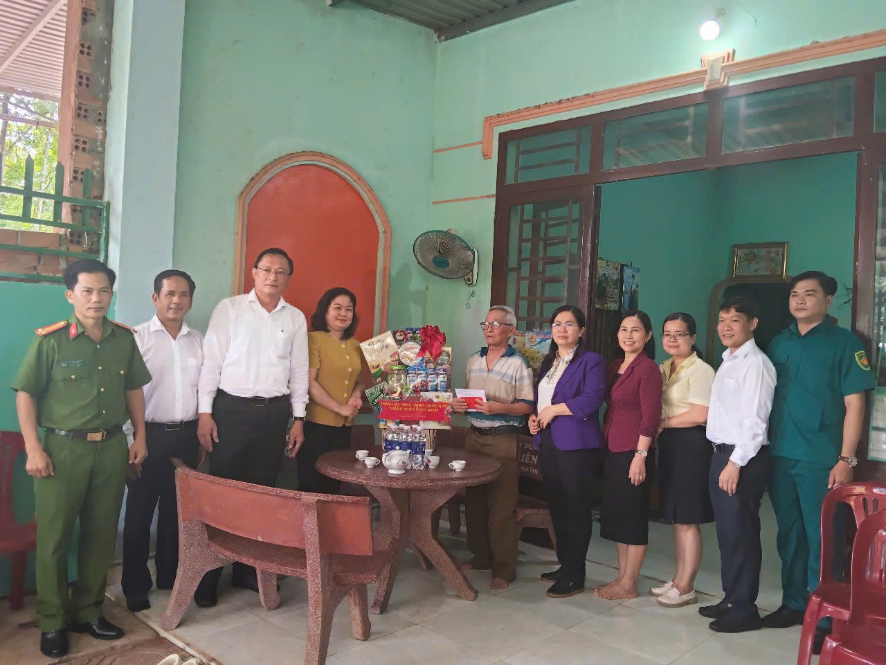 Lãnh đạo thành phố Hồ Chí Minh thăm, tặng quà gia đình chính sách