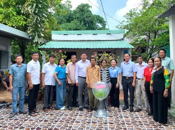 Hoà Lợi bàn giao công trình sửa chữa nhà cho hộ nghèo