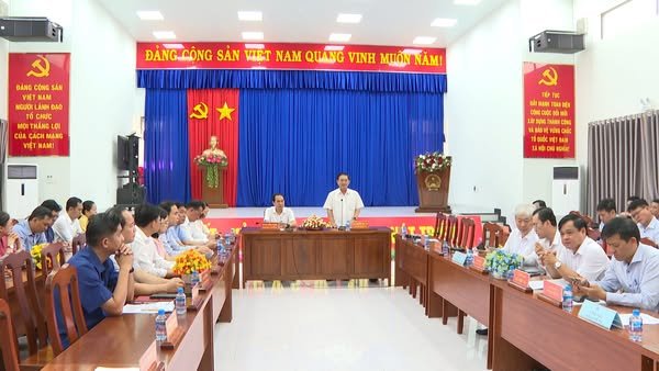 Đoàn lãnh đạo tỉnh kiểm tra việc vận hành thử nghiệm phường mới Tây Nam