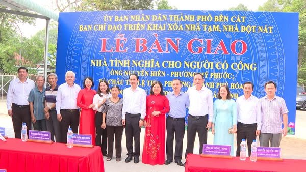 Trao tặng 3 căn nhà nhà tình nghĩa cho người có công với đất nước