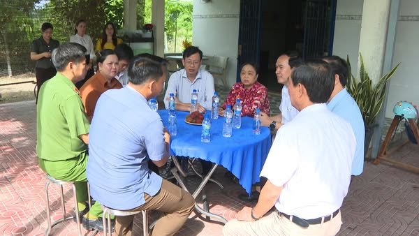 Lãnh đạo Bến Cát thăm tặng quà gia đình người có công cách mạng