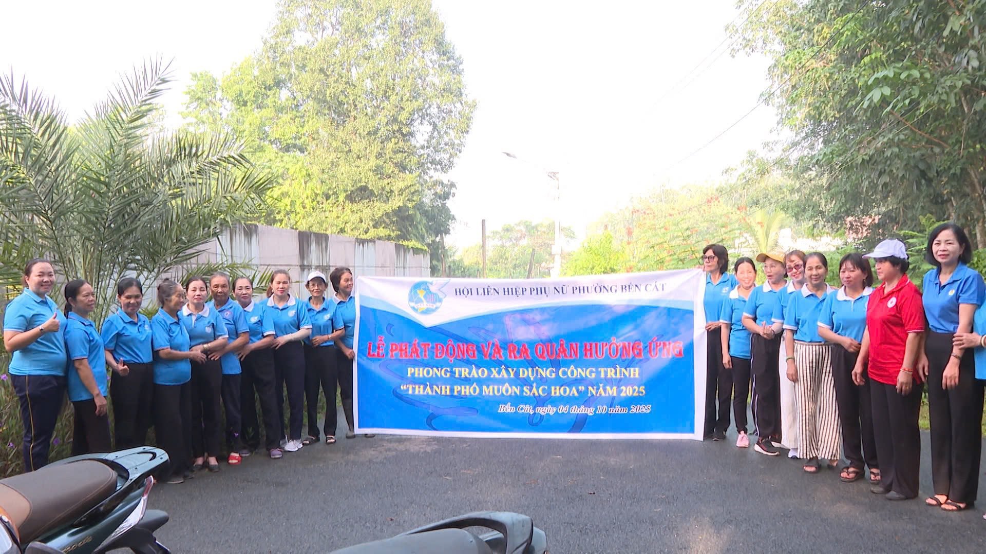 Hội LHPN phường Bến Cát ra quân chăm sóc "Tuyến đường hoa"