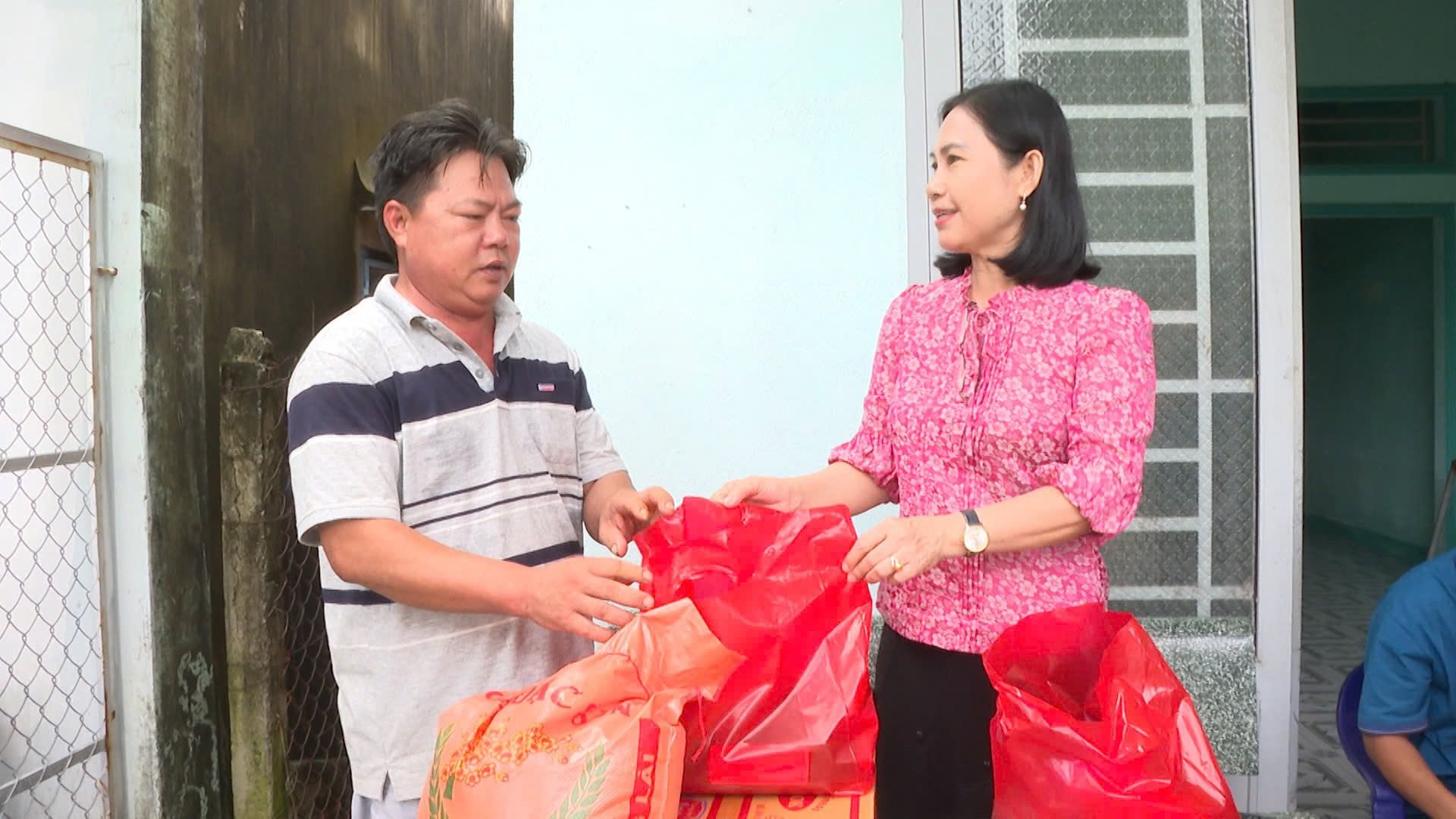 Lãnh đạo phường Bến Cát thăm hỏi, động viên các hộ dân bị thiệt hại do ảnh hưởng của mưa, bão