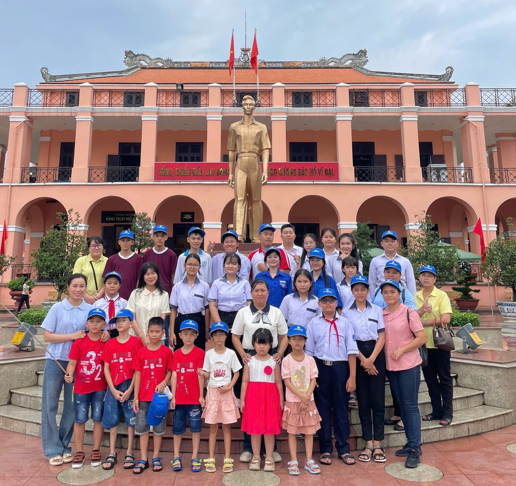 Bến Cát: 13 em học sinh có hoàn cảnh khó khăn, học giỏi được tham quan, giao lưu Làng trẻ em SOS