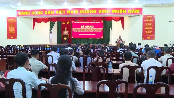 Bế giảng lớp bồi dưỡng kiến thức quốc phòng và an ninh đối tượng 4