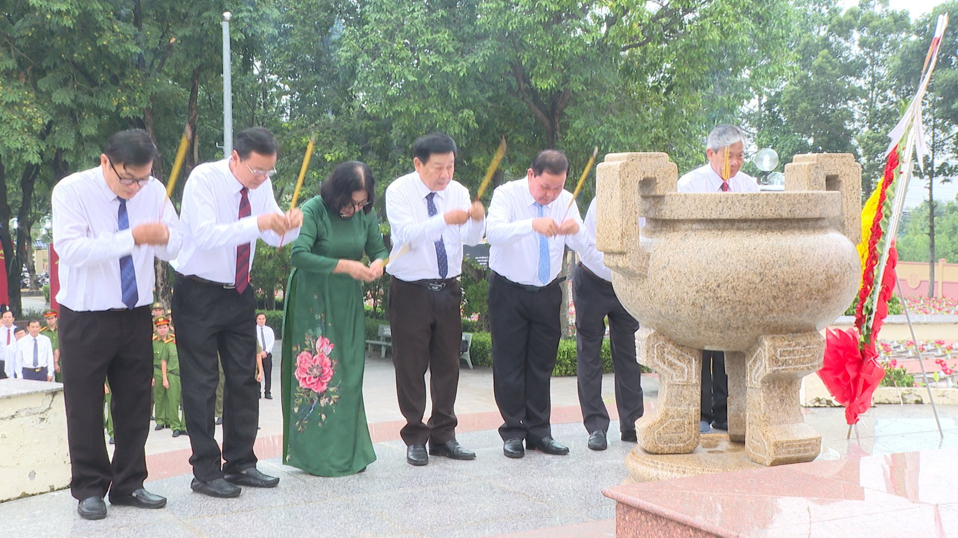 phường Bến Cát viếng Nghĩa trang Liệt sĩ