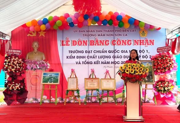 Trường mầm non Sơn Ca (Thành phố Bến Cát) đón bằng công nhận trường đạt chuẩn quốc gia mức độ 1; Kiểm định chất lượng giáo dục cấp độ 2